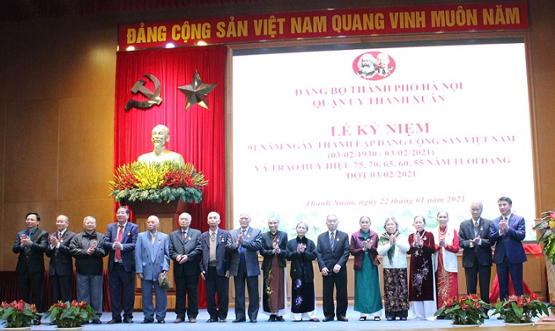 Bí thư Thành ủy Vương Đình Huệ trao Huy hiệu Đảng cho đảng viên lão thành quận Thanh Xuân - Ảnh 4