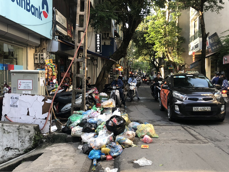 Sau 1 tuần phản ánh: Tuyến phố Yên Phụ vẫn tràn ngập rác thải - Ảnh 3