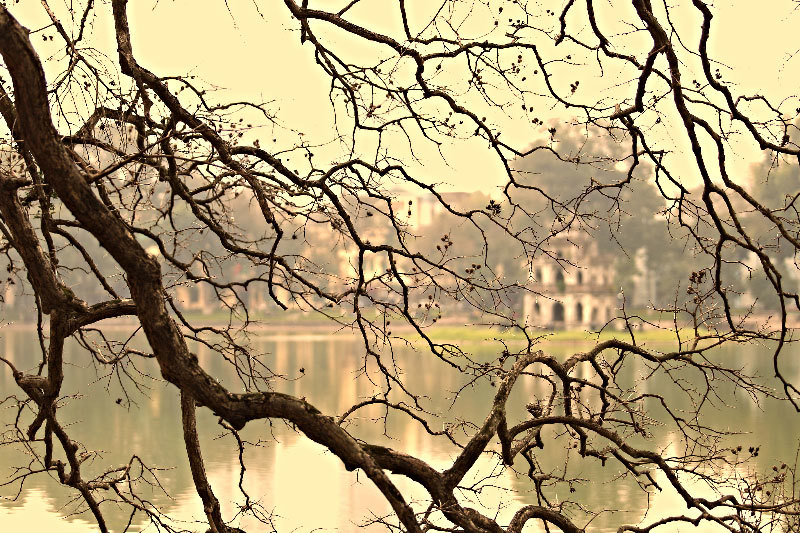 Hồ Gươm đẹp hoài cổ mùa cây trụi lá - Ảnh 21