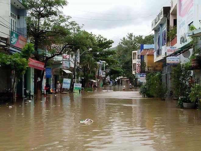 Phú Yên: Lũ ngập xe khách, Phó chủ tịch huyện cùng 6 người dân mất tích - Ảnh 9