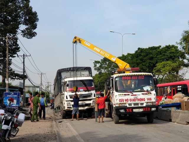 Tai nạn giao thông mới nhất hôm nay 26/12: Nam thanh niên tử vong do tông vào đuôi xe đầu kéo - Ảnh 1