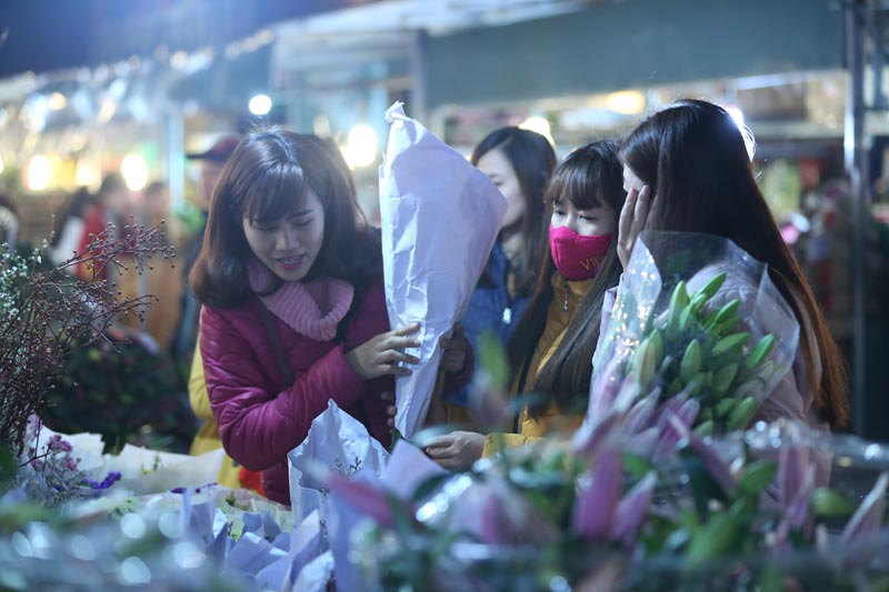 Chợ hoa Quảng An tấp nập ngày giáp Tết - Ảnh 10