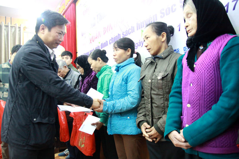 Trao 100 suất quà Tết cho các gia đình chính sách huyện Sóc Sơn và Mê Linh - Ảnh 3