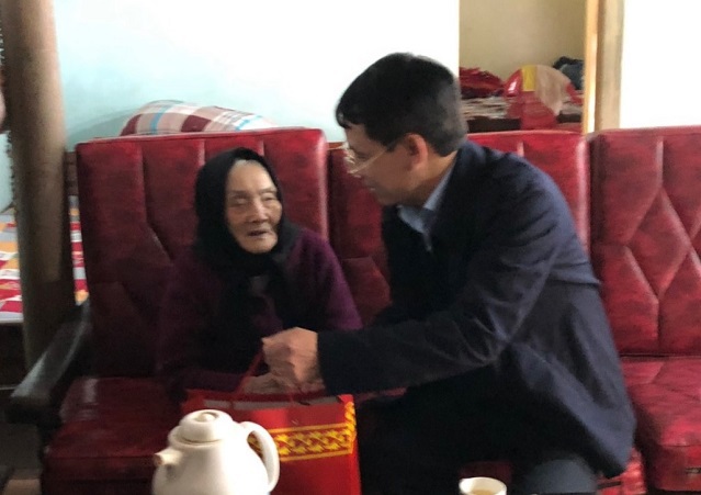 Phó Chủ tịch UBND TP Nguyễn Trọng Đông thăm, tặng quà Tết gia đình chính sách tiêu biểu huyện Sóc Sơn - Ảnh 2