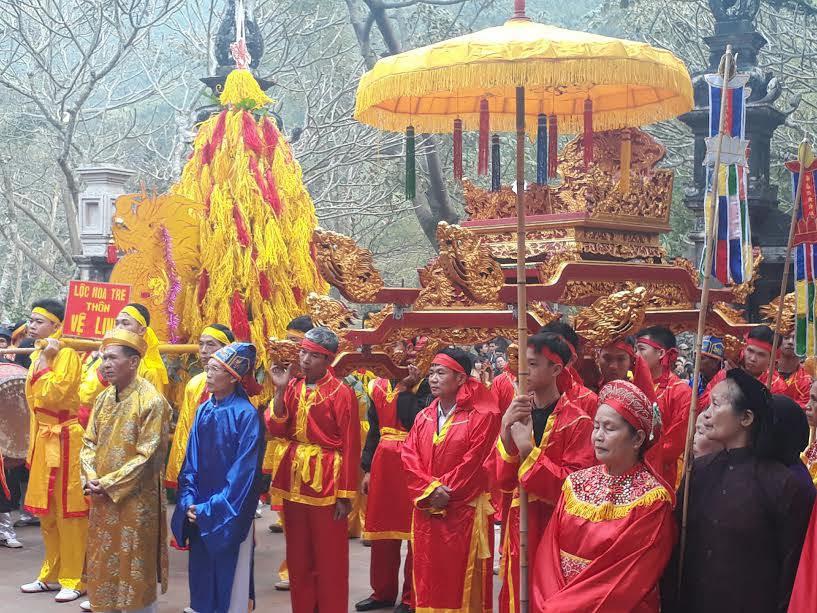 Tăng cường bảo vệ, vẫn tái diễn giẫm đạp, cướp lộc ở Lễ hội đền Sóc - Ảnh 5