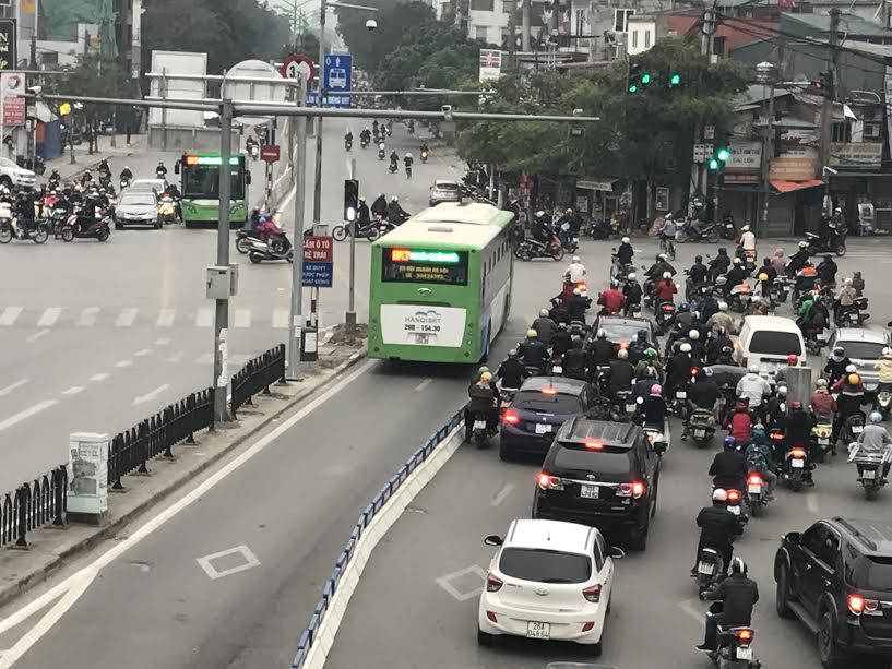 Đã có dải phân cách bảo vệ làn đường riêng xe buýt BRT - Ảnh 2