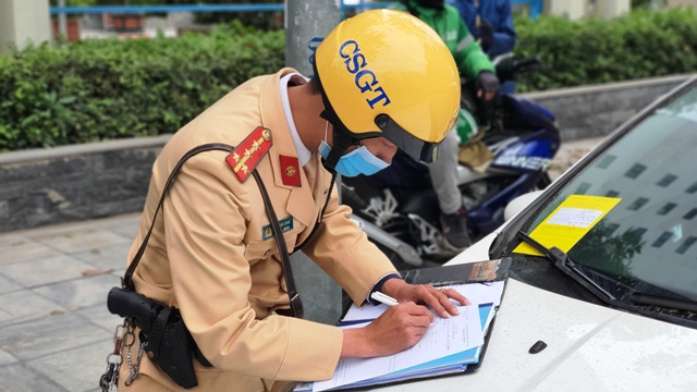 Hà Nội: Cảnh sát dán thông báo phạt nguội xe dừng đỗ sai quy định - Ảnh 5