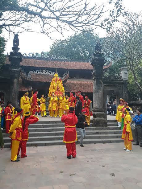 Tăng cường bảo vệ, vẫn tái diễn giẫm đạp, cướp lộc ở Lễ hội đền Sóc - Ảnh 7