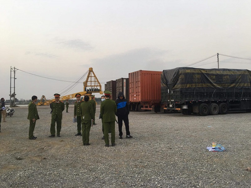 Thu giữ hơn 300 tấn nghi hàng lậu trên cao tốc Hải Phòng - Hà Nội - Ảnh 2