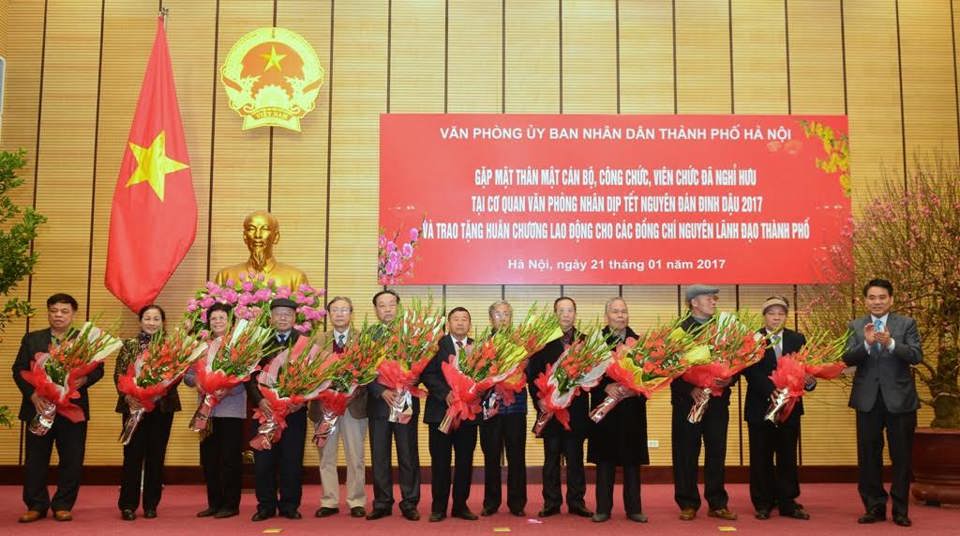 Gặp gỡ, trao Huân chương lao động cho các đồng chí nguyên lãnh đạo TP Hà Nội - Ảnh 3