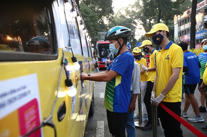 TP Hồ Chí Minh: Xe bus phát khẩu trang tự động, miễn phí cho người dân - Ảnh 2