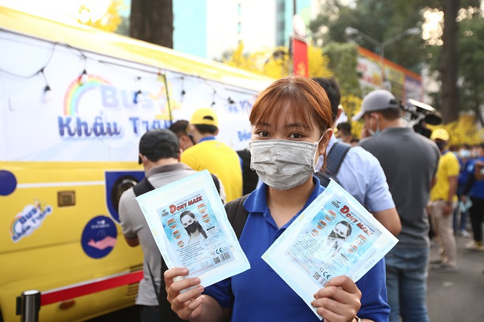 TP Hồ Chí Minh: Xe bus phát khẩu trang tự động, miễn phí cho người dân - Ảnh 3