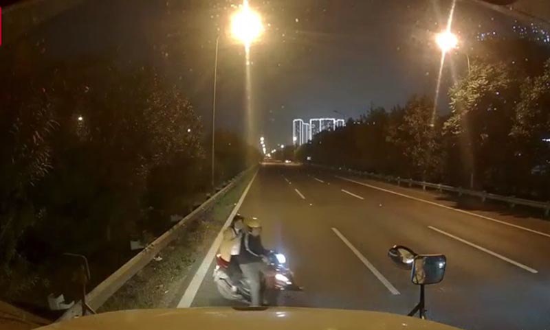 Hà Nội: Hãi hùng xe máy chạy ngược chiều trên Đại lộ Thăng Long - Ảnh 1