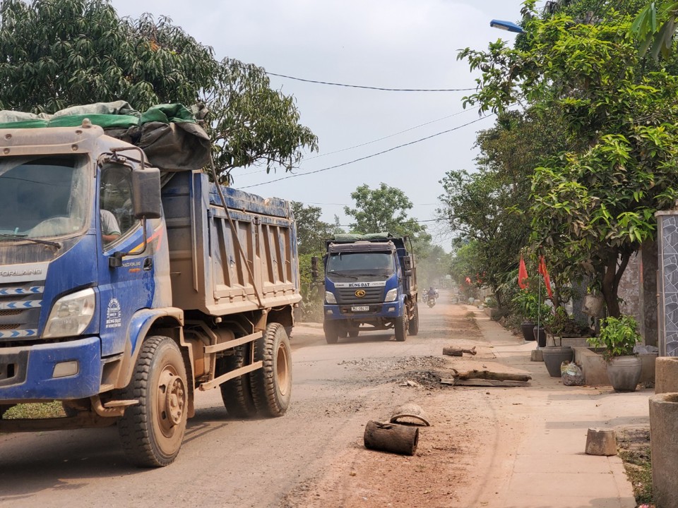 Thừa Thiên Huế: Xe tải "băm nát” tỉnh lộ, nguy cơ tai nạn giao thông rình rập - Ảnh 1