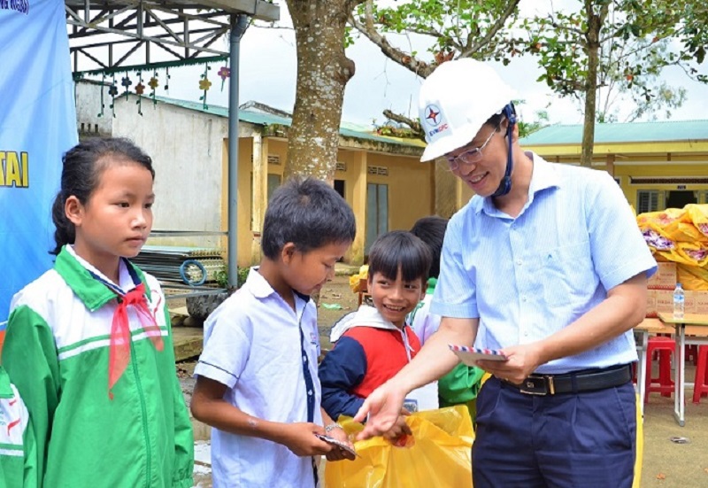 PC Quảng Ngãi: Trao quà hỗ trợ học sinh và các hộ gia đình miền núi - Ảnh 1