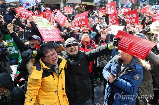 Tổng thống Hàn Quốc bị phế truất, kẻ khóc, người ăn mừng - Ảnh 2
