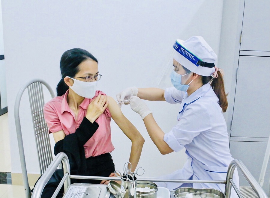 Quận Thanh Xuân: 165 đối tượng ưu tiên được tiêm vaccine phòng Covid-19 - Ảnh 3