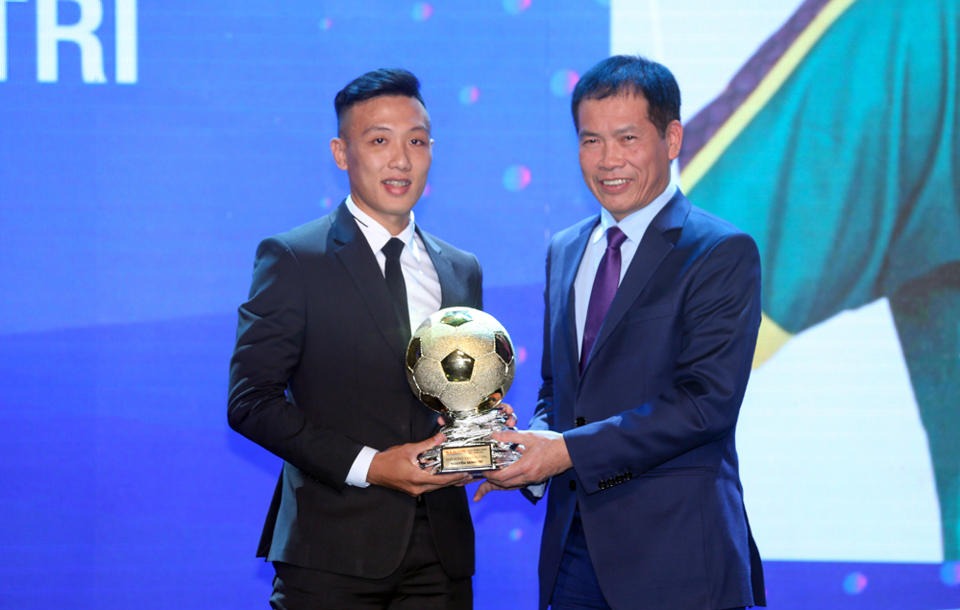 Vượt qua cặp trung vệ Viettel, Văn Quyết giành danh hiệu Quả bóng vàng Việt Nam năm 2020 - Ảnh 2