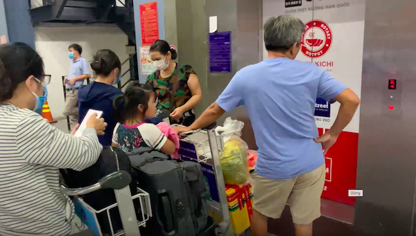 TP Hồ Chí Minh chính thức lên tiếng về việc phân làn đón khách ở sân bay Tân Sơn Nhất - Ảnh 4