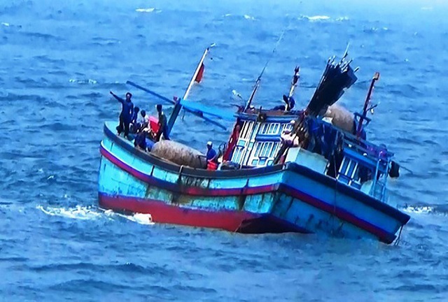 Bình Định: Còn nhiều tàu cá nằm trong vùng nguy hiểm - Ảnh 1