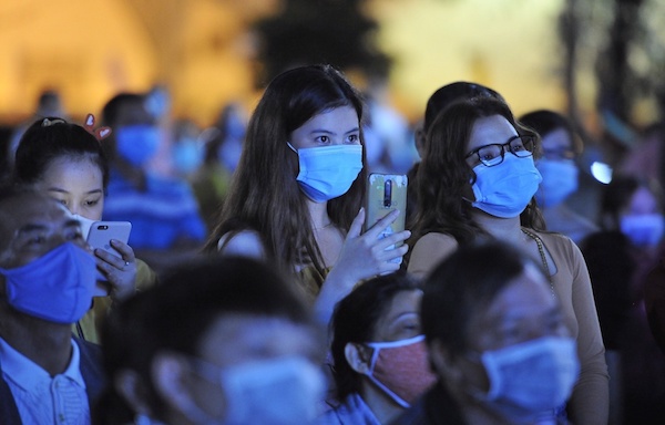 TP Hồ Chí Minh: Người dân đổ ra đường xem pháo hoa, chào đón năm mới 2021 - Ảnh 4
