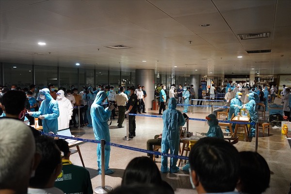 TP Hồ Chí Minh: Thêm một trường hợp dương tính với SARS-CoV-2 liên quan ổ dịch sân bay Tân Sơn Nhất - Ảnh 1