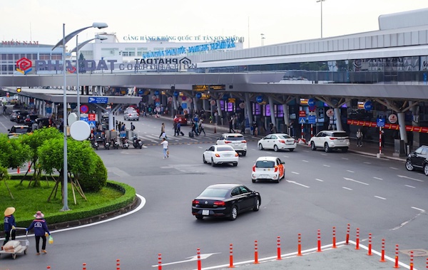 Grab đề xuất phân làn riêng có thu phí cho xe công nghệ vào sân bay Tân Sơn Nhất - Ảnh 1