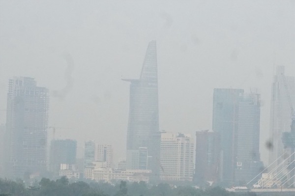 Thời tiết se lạnh, TP Hồ Chí Minh chìm trong sương mù - Ảnh 1