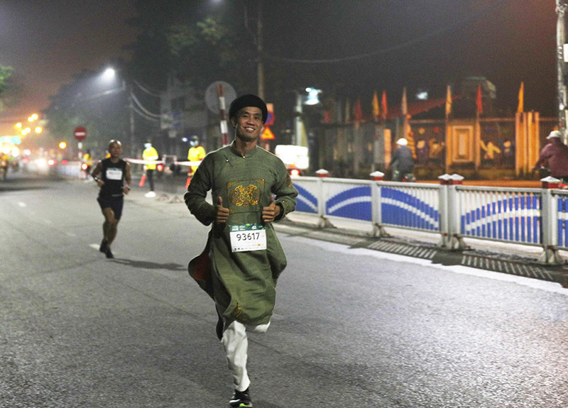 Mang áo dài chạy marathon: Nên đánh giá tùy vào từng thời điểm, từng hoàn cảnh - Ảnh 1