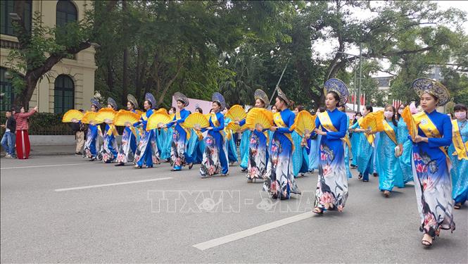 Tôn vinh tà áo dài truyền thống trong 'Hương sắc Tràng An' - Ảnh 1