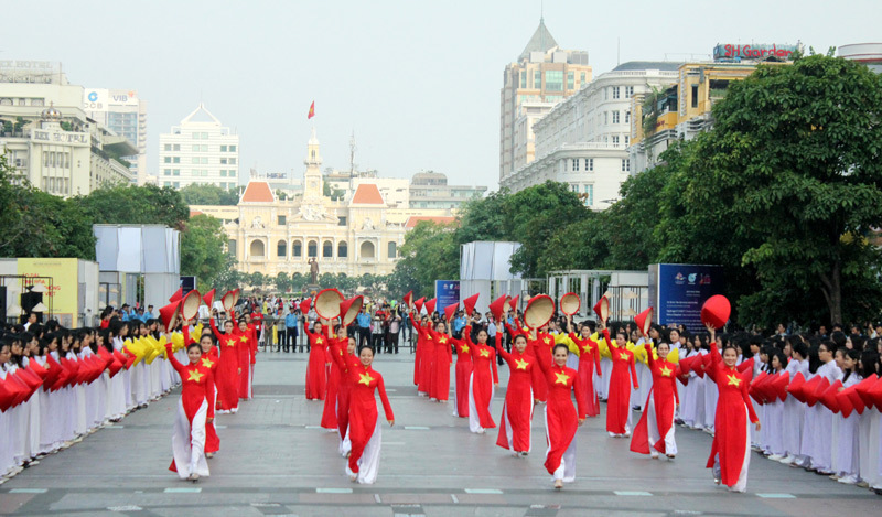 3.000 người tham gia đồng diễn áo dài trên phố Nguyễn Huệ - Ảnh 1