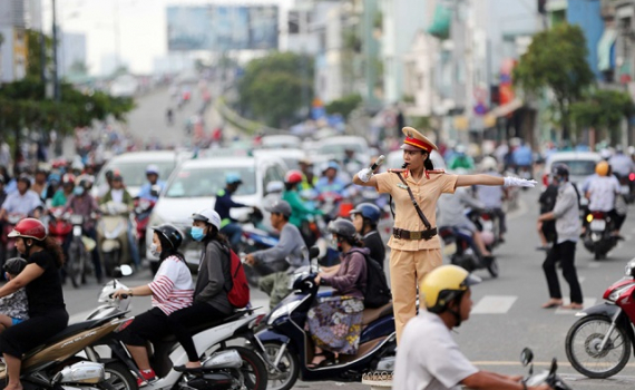 Hà Nội: Cán bộ, công chức, viên chức phải gương mẫu chấp hành quy định về trật tự, an toàn giao thông - Ảnh 1