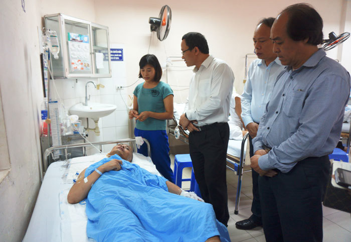 Thăm hỏi các nạn nhân TNGT tại bệnh viện Việt Đức - Ảnh 1
