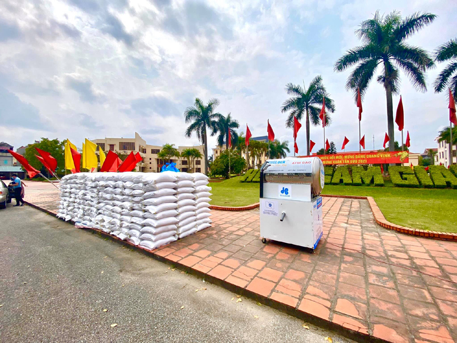 Hòa Bình ủng hộ 30 tấn gạo, chung tay xây dựng cây ATM gạo giúp đỡ đồng bào tại Hải Dương - Ảnh 1