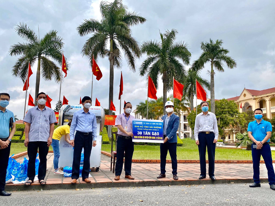 Hòa Bình ủng hộ 30 tấn gạo, chung tay xây dựng cây ATM gạo giúp đỡ đồng bào tại Hải Dương - Ảnh 2