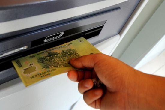 Phí thẻ ngân hàng tại Việt Nam thuộc loại cao nhất thế giới - Ảnh 2