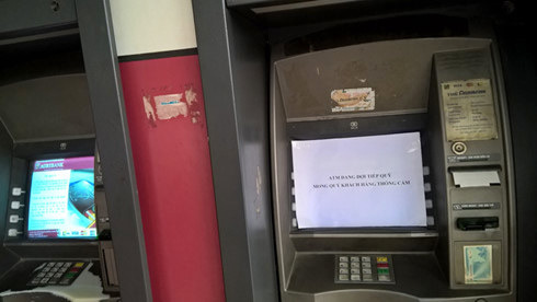 ATM bắt đầu nghẽn mạng, hết tiền trong ngày cao điểm mua sắm - Ảnh 1