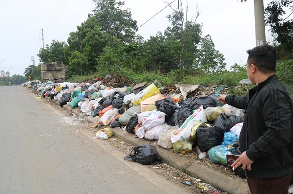 Hà Tĩnh: Hành lang đường mòn Hồ Chí Minh đang trở thành bãi rác - Ảnh 2