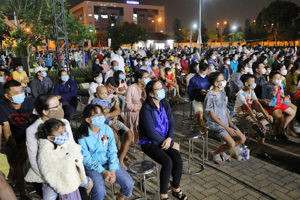 TP Hồ Chí Minh: Người dân đổ ra đường xem pháo hoa, chào đón năm mới 2021 - Ảnh 6