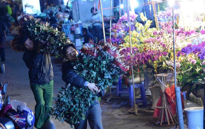 Chợ hoa Quảng An tấp nập ngày giáp Tết - Ảnh 9
