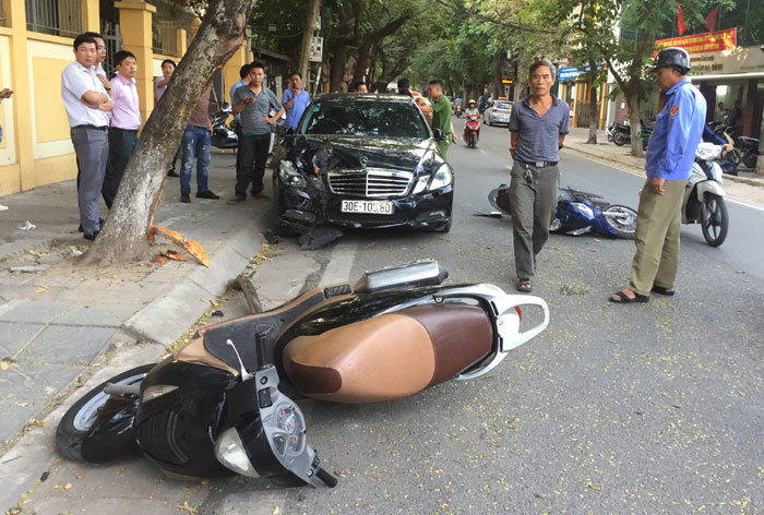Hà Nội: Mercedes húc văng 2 xe máy khiến 4 người bị thương - Ảnh 1