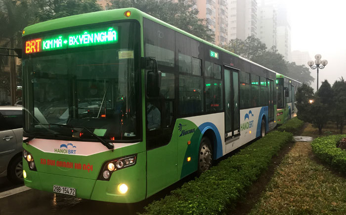 Xe buýt BRT “chôn chân” vì tắc đường - Ảnh 1