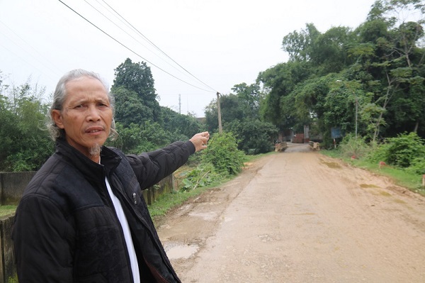 Huyện Đức Thọ (tỉnh Hà Tĩnh): Dàn xe có dấu hiệu quá tải ngày ngày “dắt” nhau qua cây cầu yếu - Ảnh 3