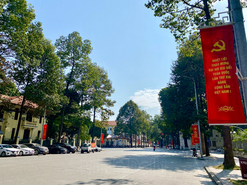 Hà Nội: Trang trí pano, áp-phích ở các tuyến phố chào mừng Đại hội Đảng lần thứ XIII - Ảnh 3