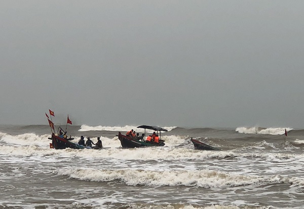 Hà Tĩnh: Kịp thời cứu sống 2 thuyền viên gặp nạn trên biển - Ảnh 1