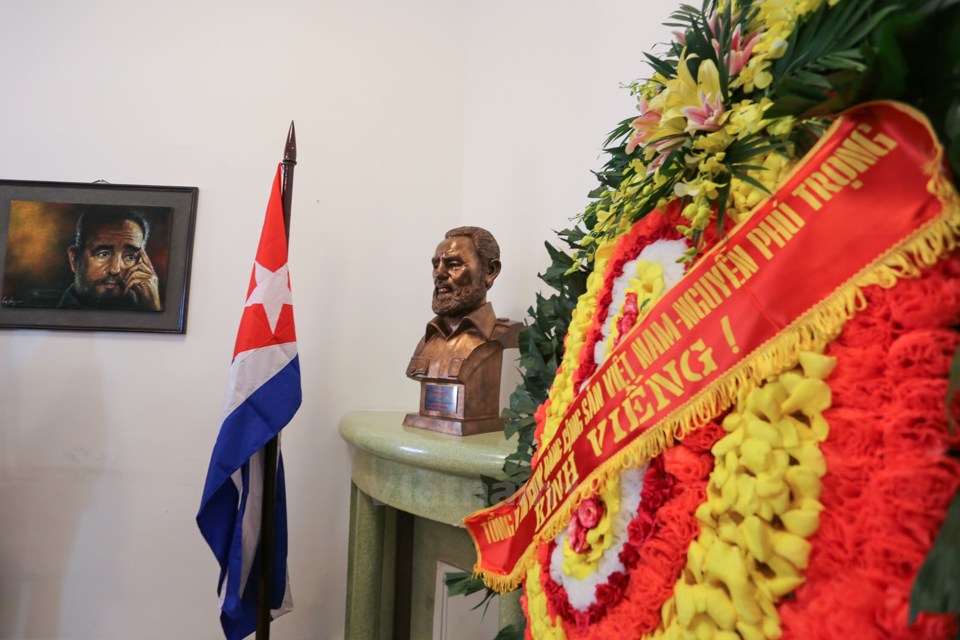 Lễ viếng Lãnh tụ Fidel Castro tại Đại sứ quán Cuba - Ảnh 10