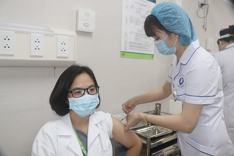 Bệnh viện Phụ sản Hà Nội tiêm vaccine Covid-19 cho 33 nhân viên y tế - Ảnh 1