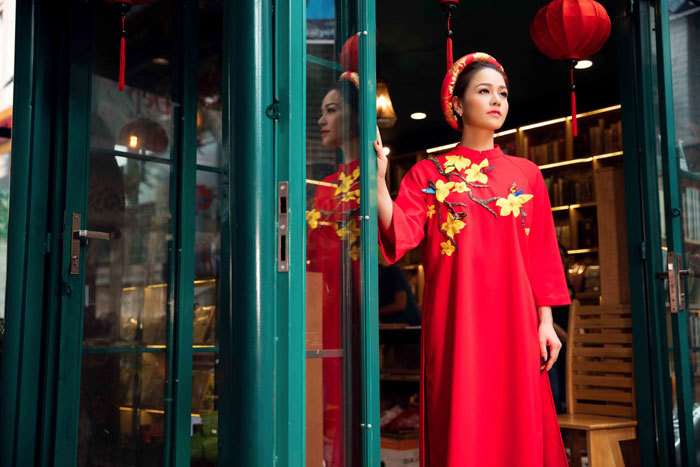 Người đẹp Việt xúng xính áo dài xuống phố đón Xuân - Ảnh 2