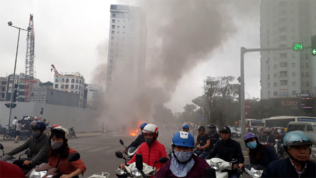 Ôtô cháy dữ dội trên đường Lê Văn Lương - Ảnh 3