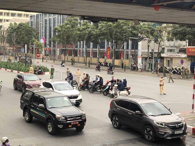 Lực lượng cảnh sát giao thông phân luồng, bảo đảm giao thông phục vụ Đại hội Đảng - Ảnh 1